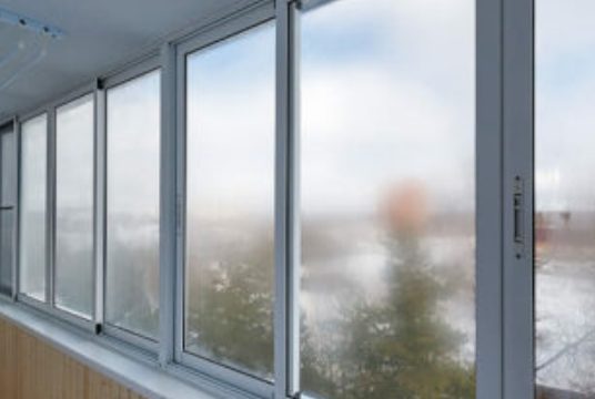 Особенности пластикового остекления балконов: от чего зависит комфорт использования окон